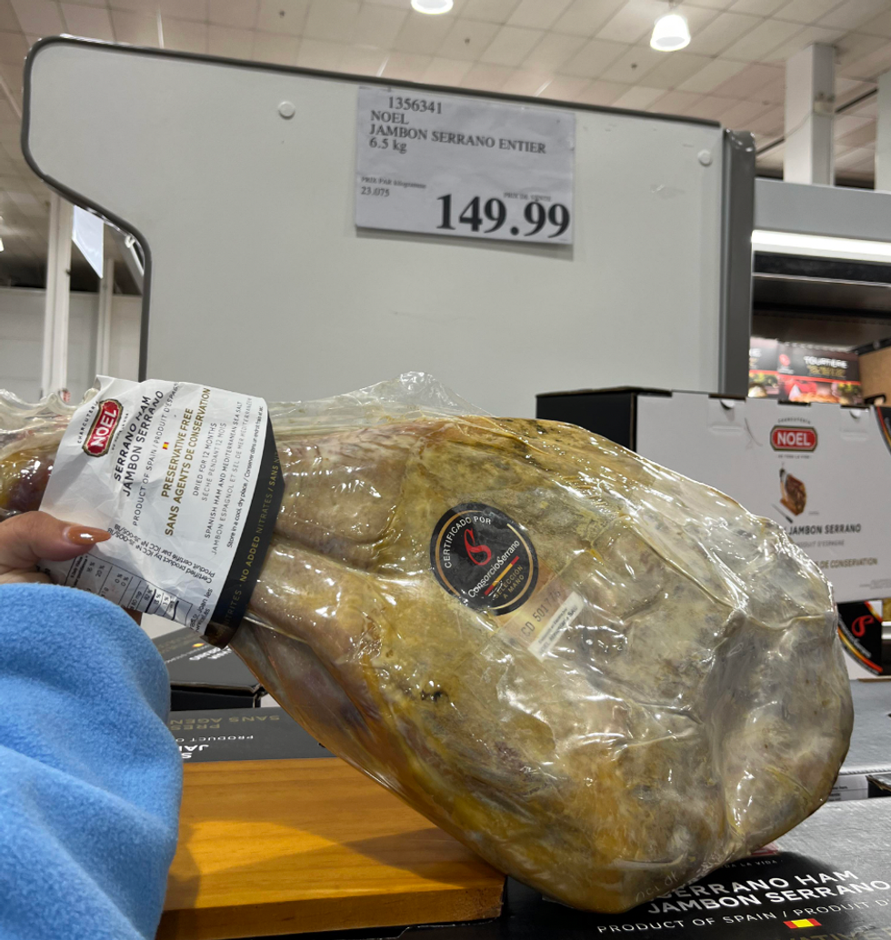 \u200bUn jambon serrano entier chez Costco.