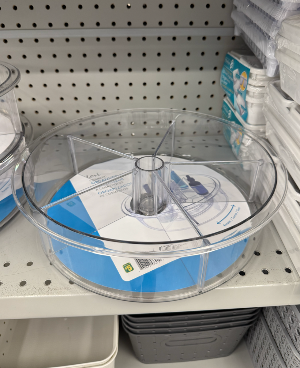 \u200bUn plateau tournant transparent en plastique dans une all\u00e9e du Dollarama.