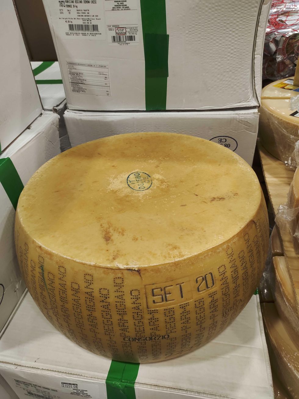 \u200bUne meule de fromage parmesan.