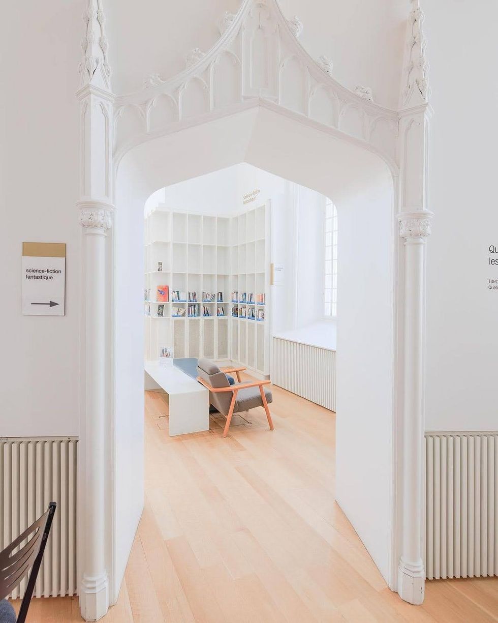 \u200bUne salle de lecture \u00e0 l'int\u00e9rieur de la Maison de la litt\u00e9rature de Qu\u00e9bec.