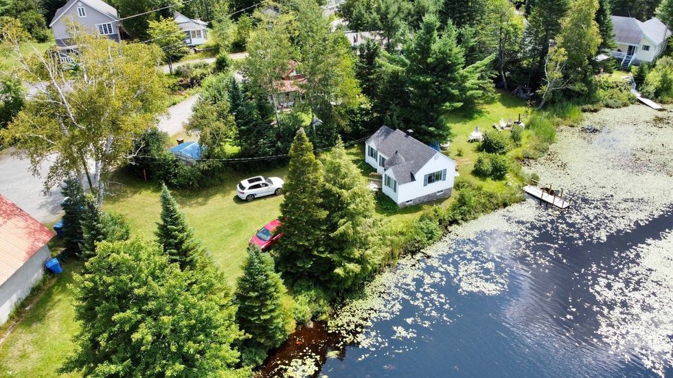 \u200bVue de haut du terrain et de la maison.