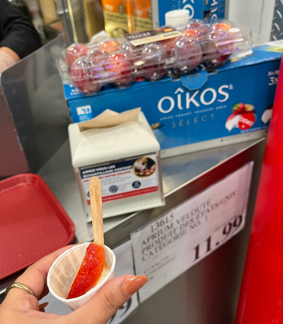 \u200bYogourt grec O\u00eekos servi avec p\u00eaches en d\u00e9gustation chez Costco.