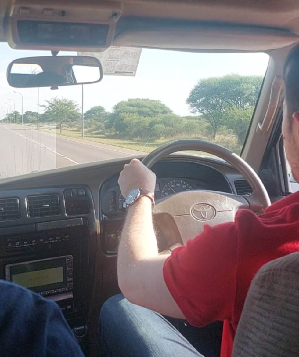 Un 4X4 sur une route \u00e0 la sortie de l'a\u00e9roport de Gaborone, Botswana.