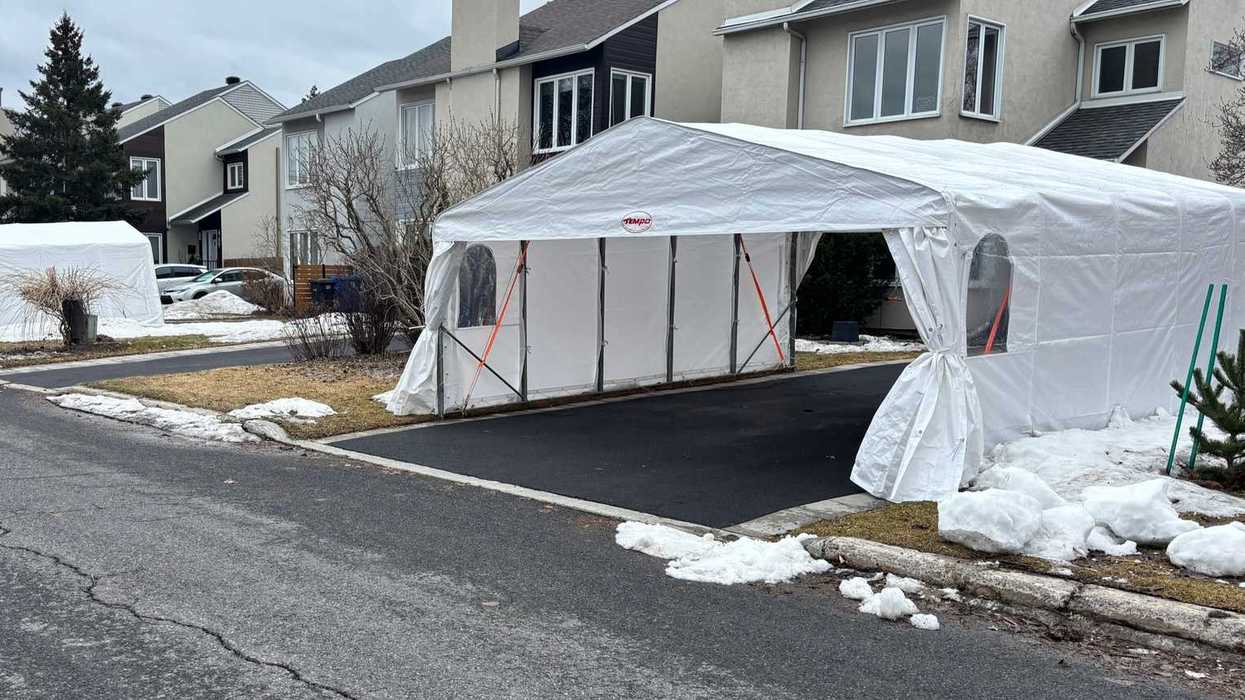 Un abri temporaire pour voiture.