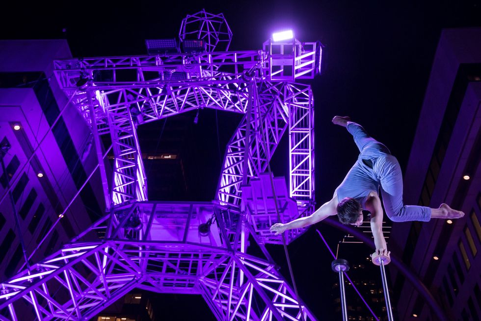 Un acrobate devant le G\u00e9ant au festival Montr\u00e9al Compl\u00e8tement Cirque.