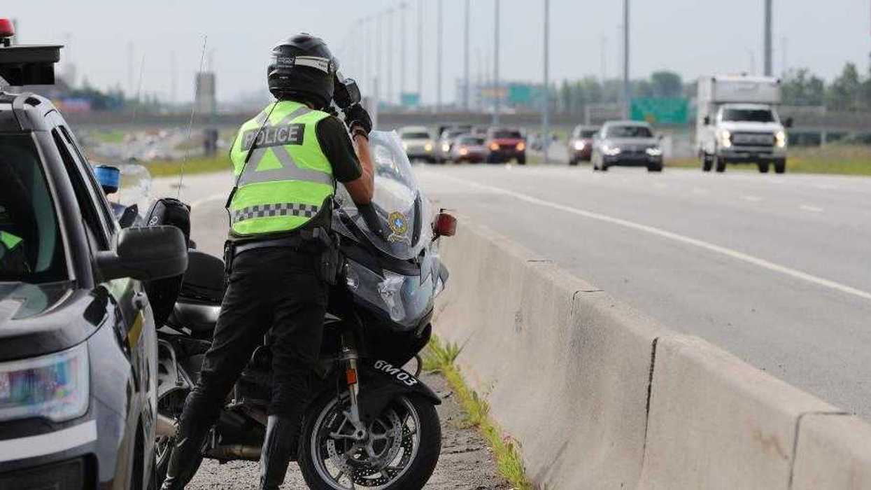 Un agent de la Sûreté du Québec en opération sur les routes du Québec.