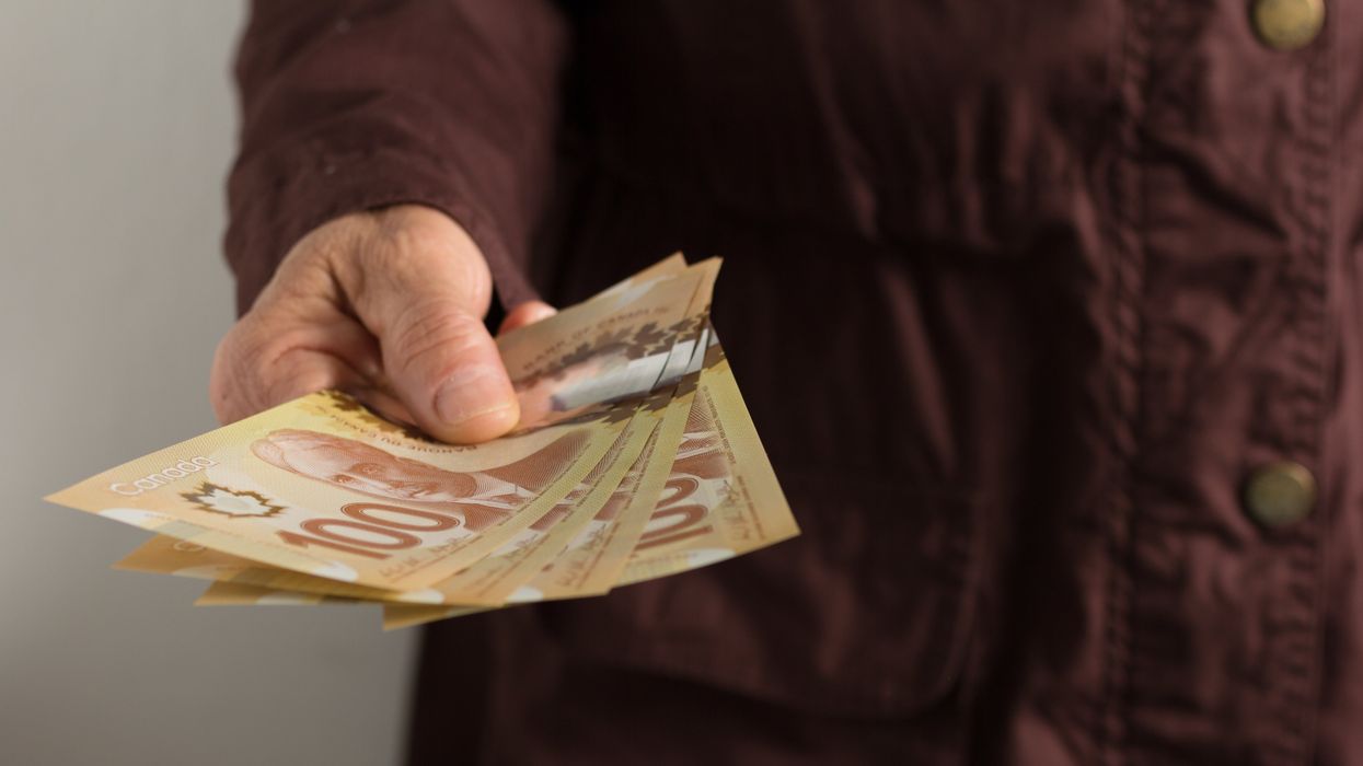 Un ainé avec de l'argent canadien.