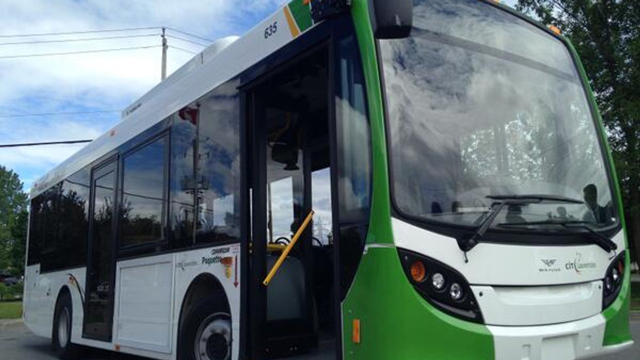 Un anti-masque fracture le visage d'une chauffeuse d'autobus au Québec