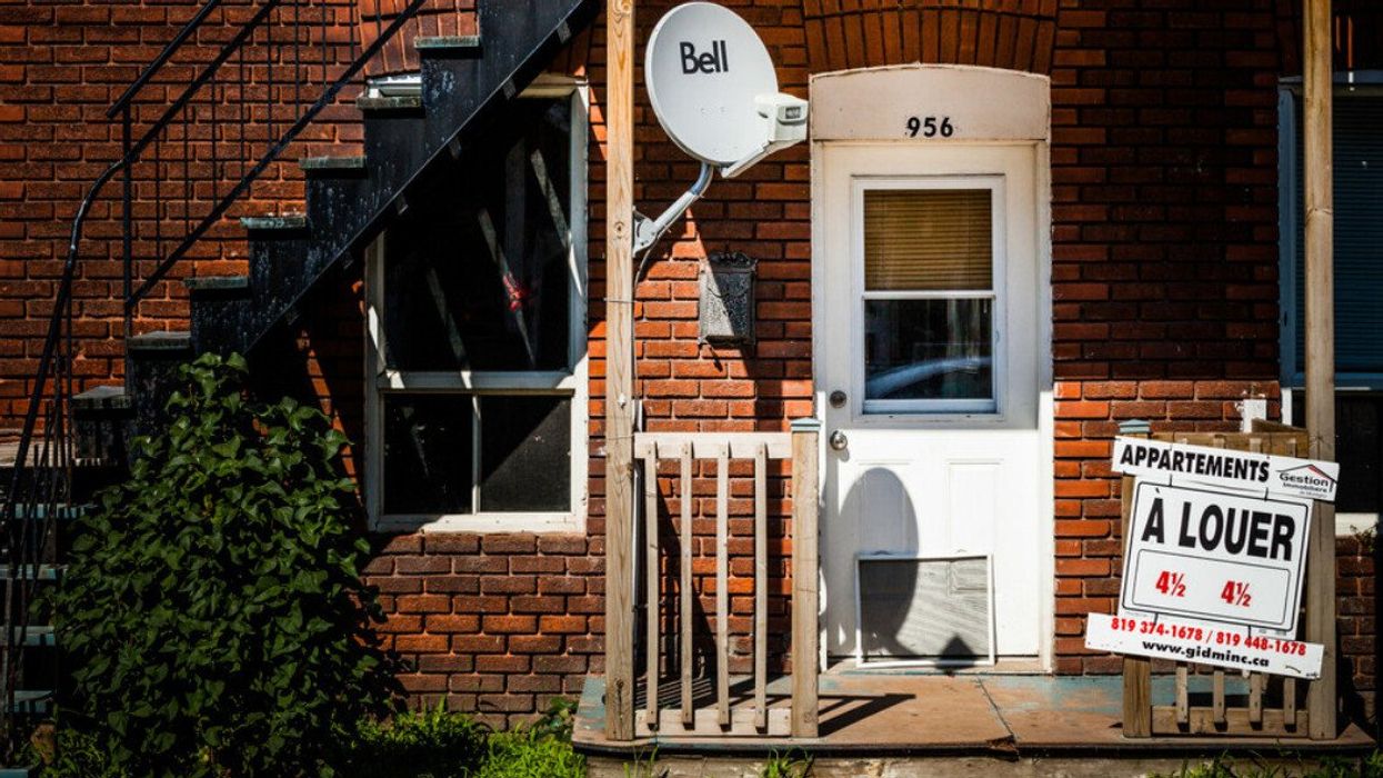 Un appartement avec une affiche À LOUER devant l'entrée.