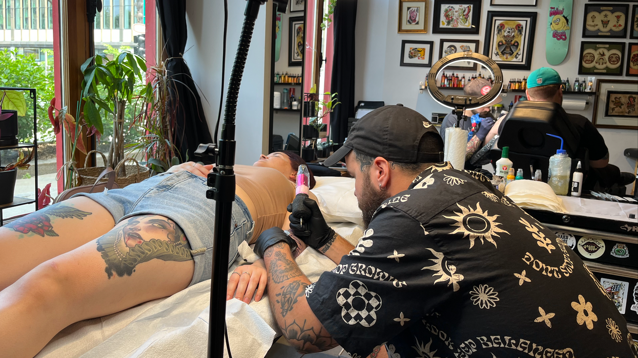 Un artiste tatoueur au Saint-Paul Tattoo à Québec.