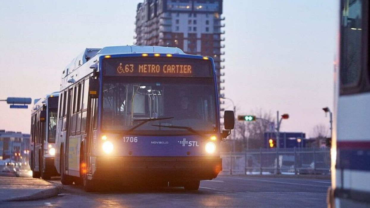 Un autobus de la STL en marche à la tombée du jour.