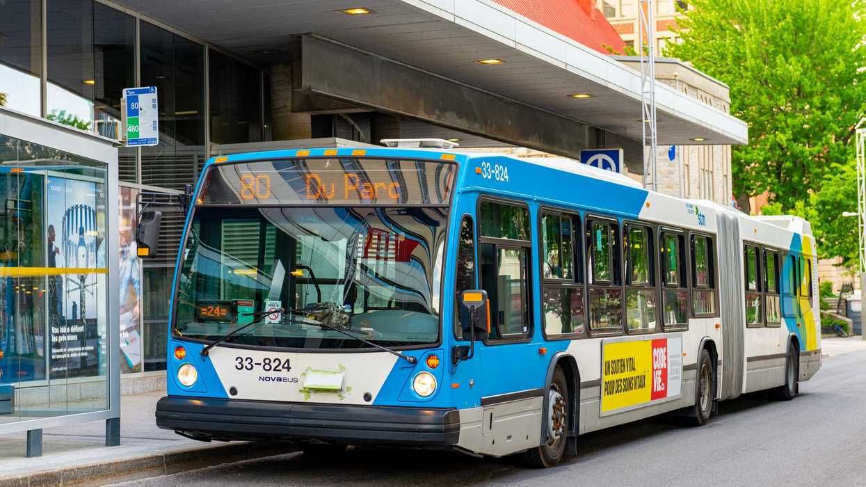 Un autobus de la STM à un arrêt de Montréal.