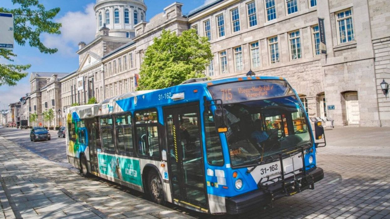 Un autobus de la STM circule dans le Vieux-Montréal.