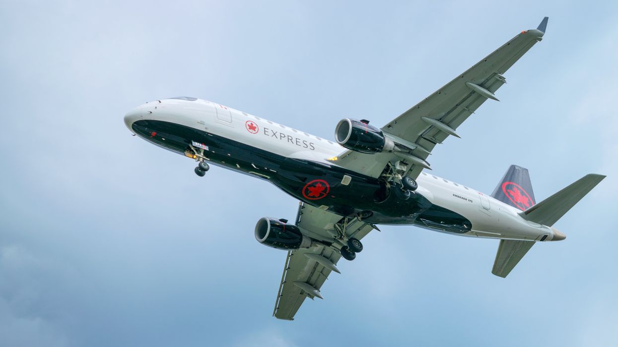 Un avion Air Canada dans le ciel.