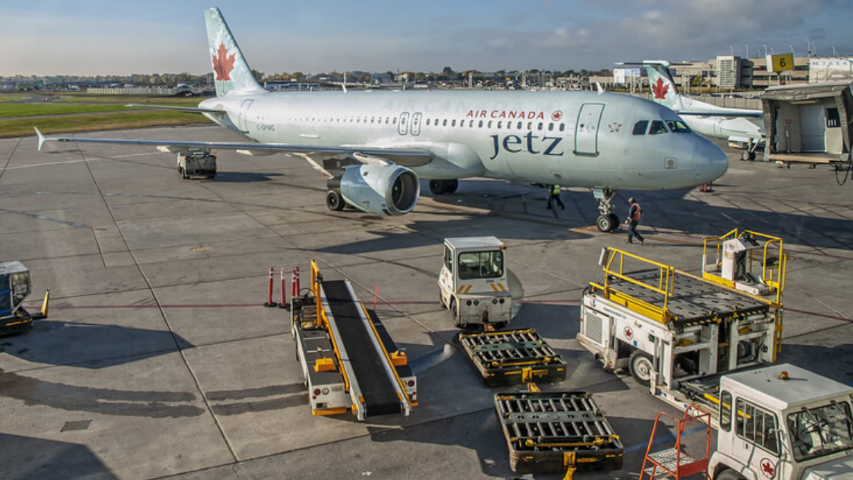 Un avion Air Canada sur la piste d'attérissage d'un aéroport.