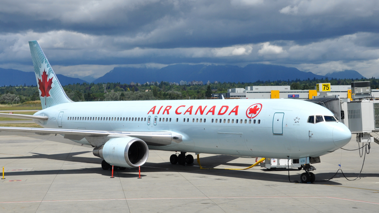 Un avion d'Air Canada au sol.