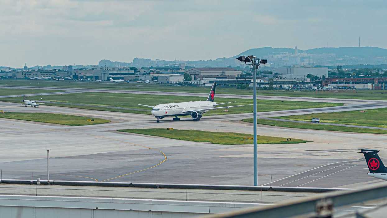 Un avion d'Air Canada sur le tarmac de l'aéroport international Montréal-Trudeau (YUL).