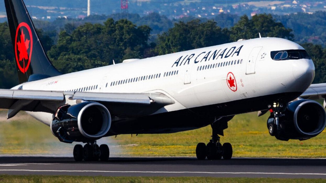 Un avion de Air Canada décolle sur une piste.