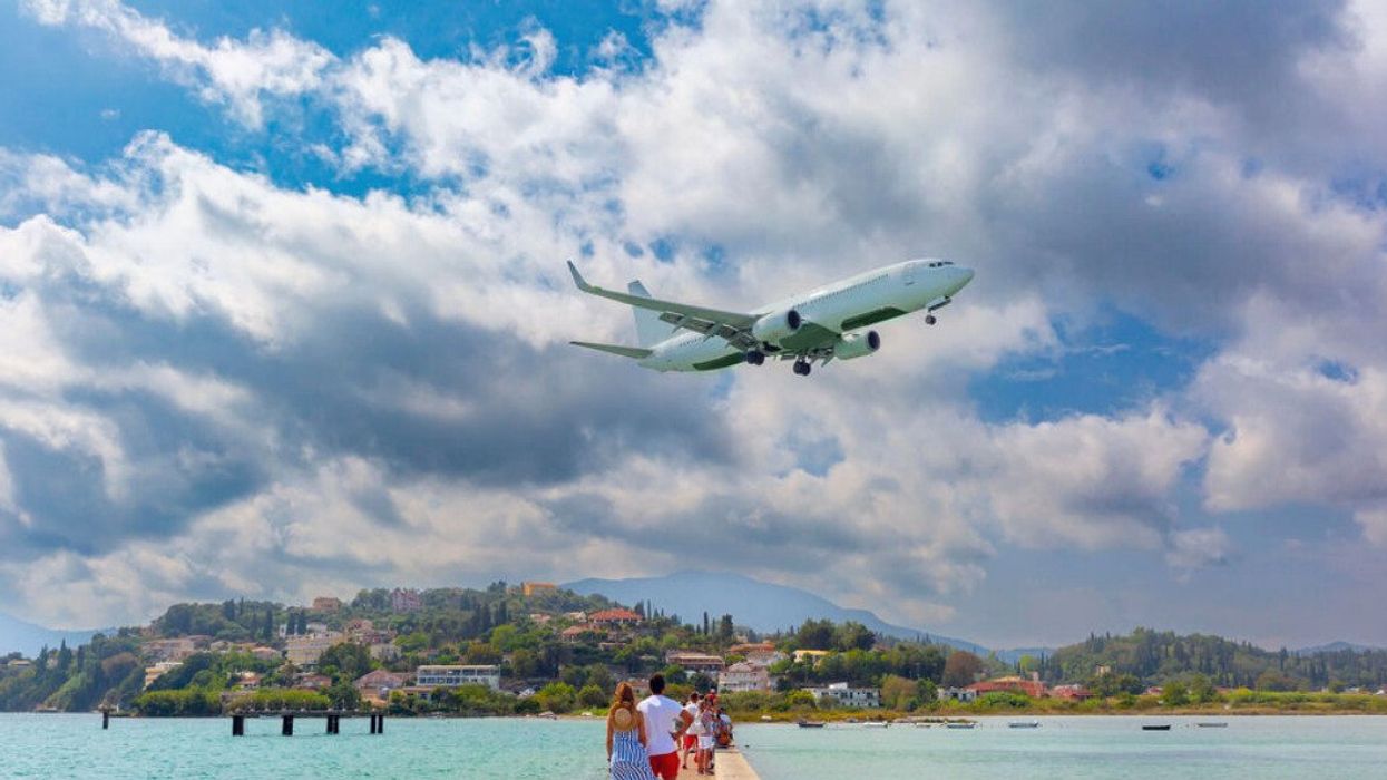 Un avion qui survole la mer à Corfou, en Grèce.