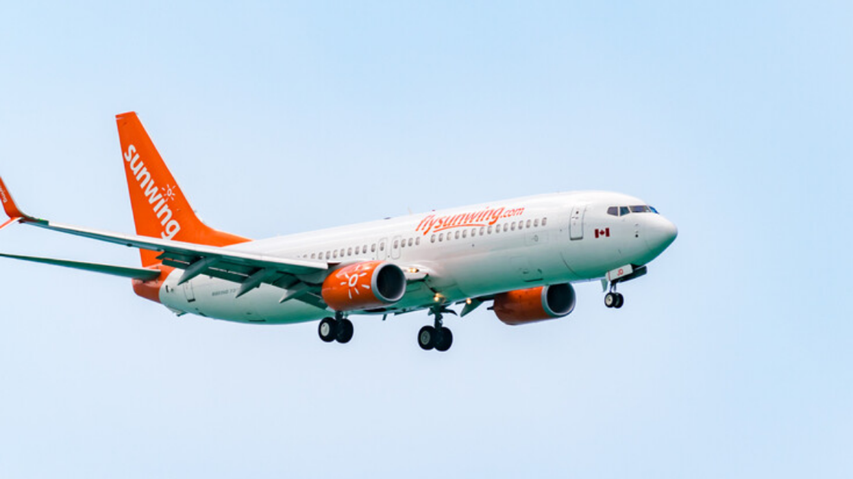 Un avion Sunwing en vol.