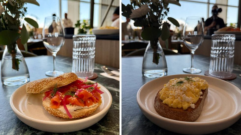 Un bagel au saumon fum\u00e9. Droite : Une toast d\u00e9jeuner.