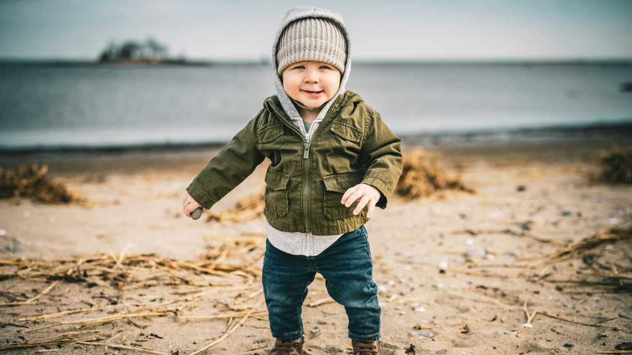 Un bambin sur une plage.