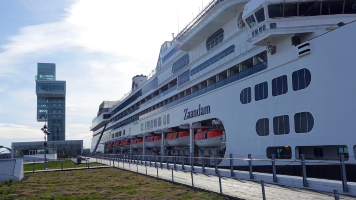 Un bateau de croisière à Montréal ce 29 avril 2023.
