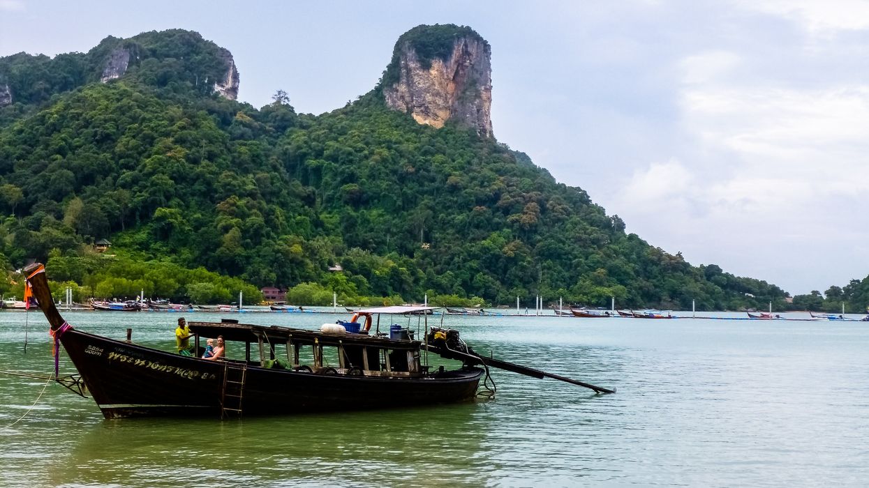 Un bateau près d'une île en Thaïlande.