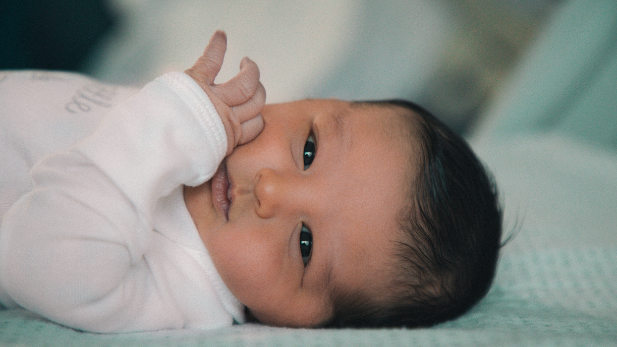 Un bébé couché sur le dos.