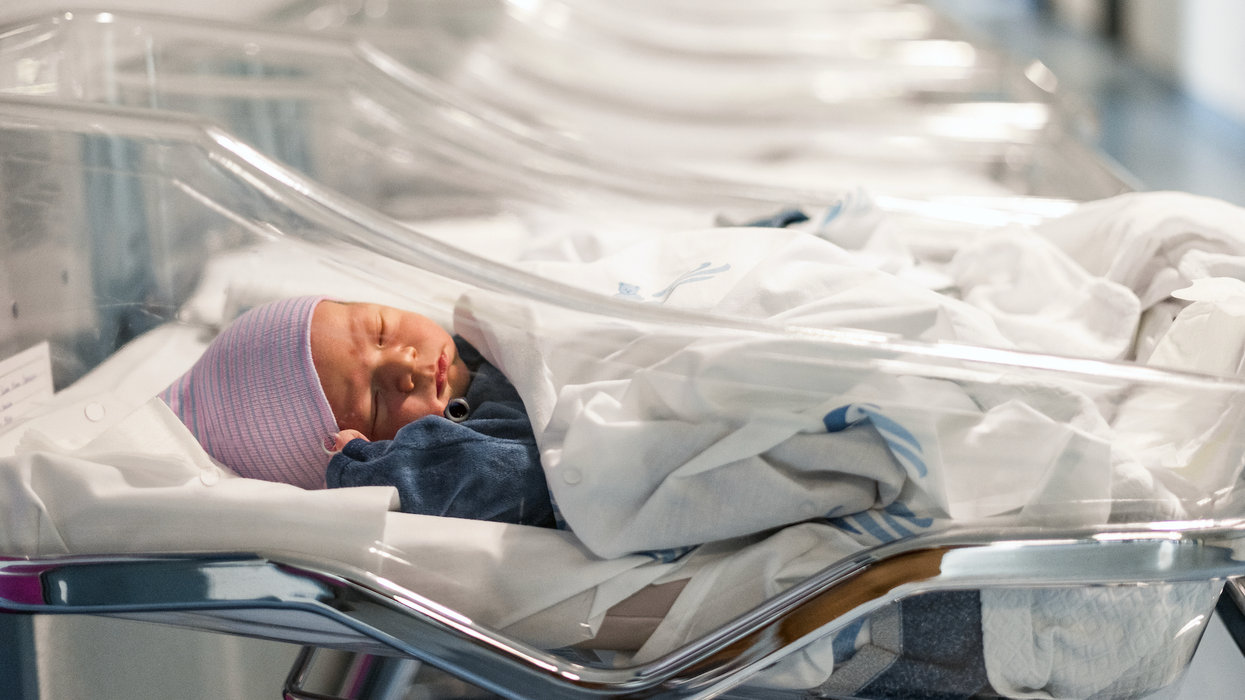 Un bébé dans un incubateur à l'hôpital.