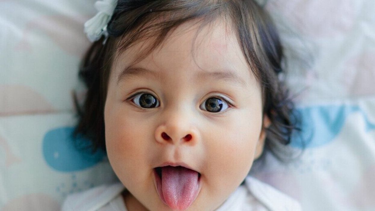 Un bébé tirant la langue.