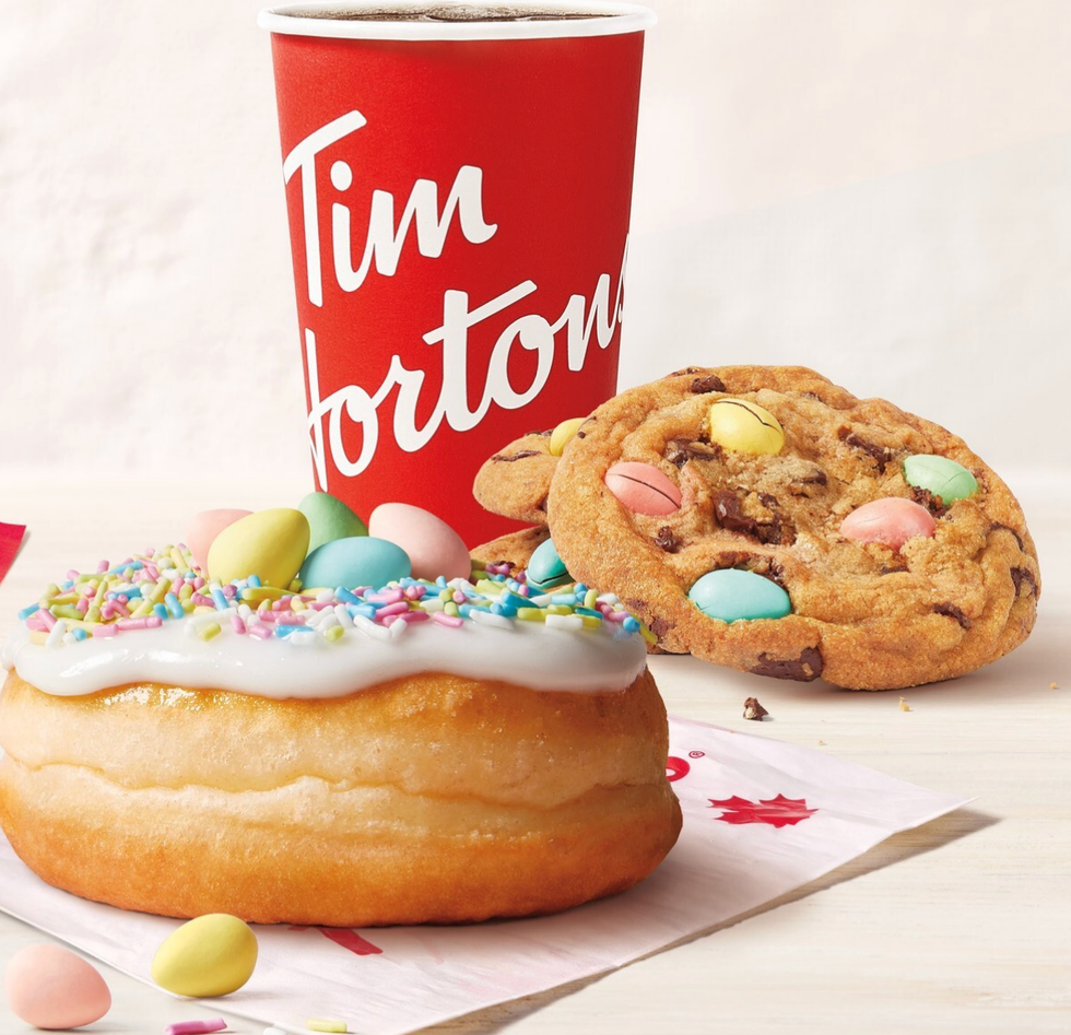 Un beigne de r\u00eave aux Mini Eggs de Cadbury et un biscuit aux Mini Eggs de Cadbury.