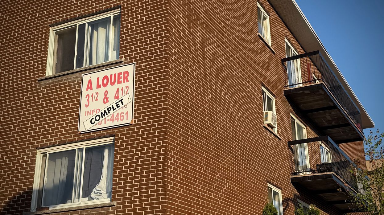 Un bloc à logement avec une affiche « À louer ».