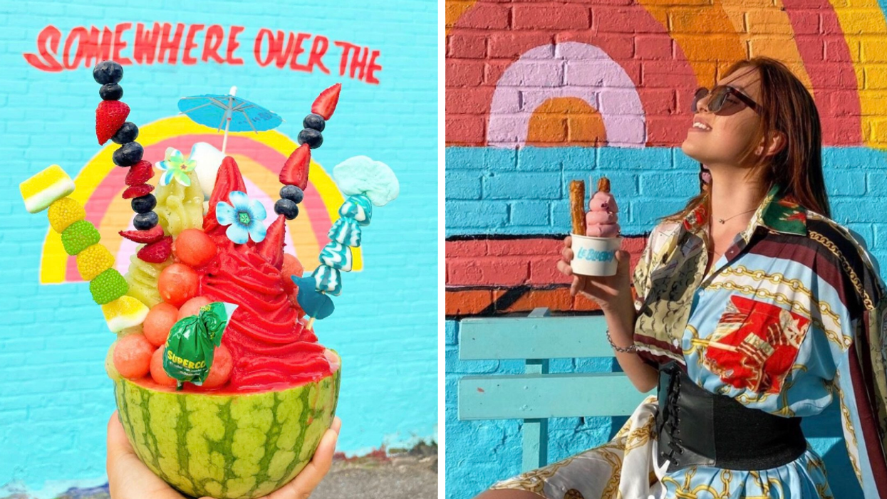 Un bol en melon d'eau avec du sorbet et des brochettes de fruits et de bonbons devant la murale du Blueboy. Droite : Quelqu'un pose devant la murale du Blueboy avec des churros et de la crème glacée.