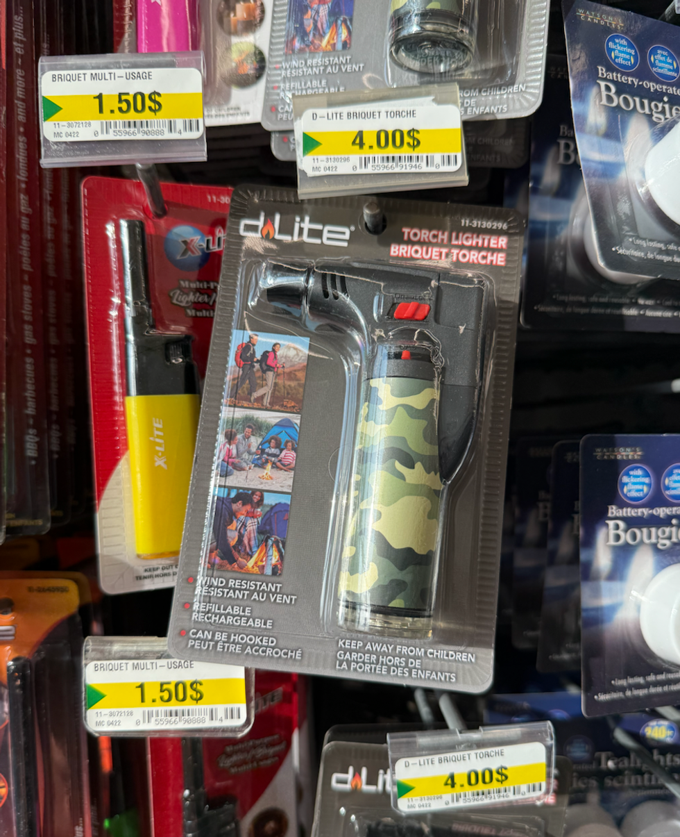 Un briquet torche au fini camouflage vendu au Dollarama.