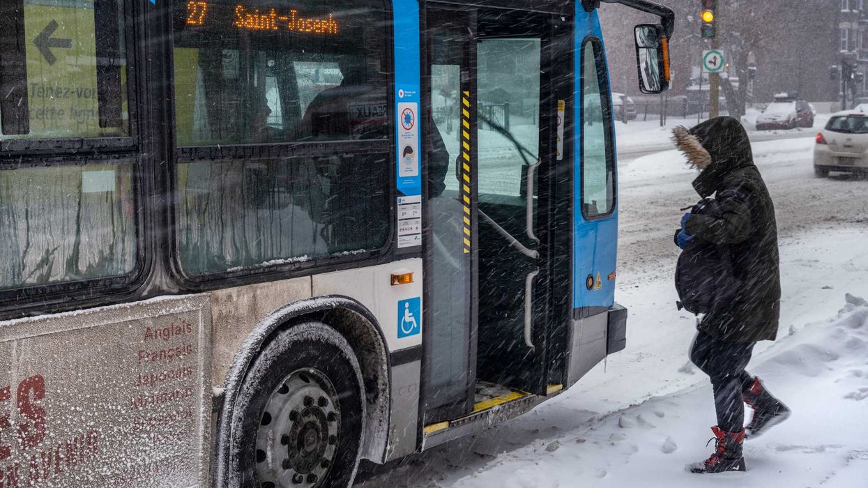 Un bus dans la neige.