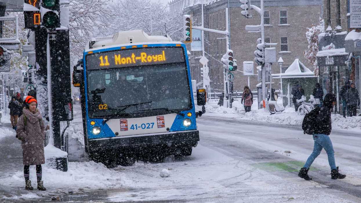 Un bus de la STM dans la neige.