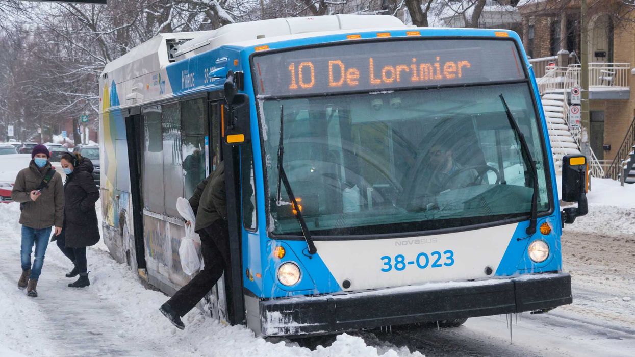 Un bus de la STM en hiver.