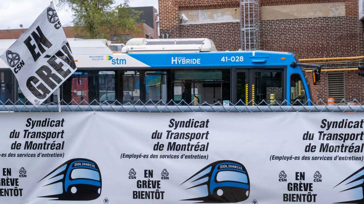 Un bus de Montréal et une affiche de grève.