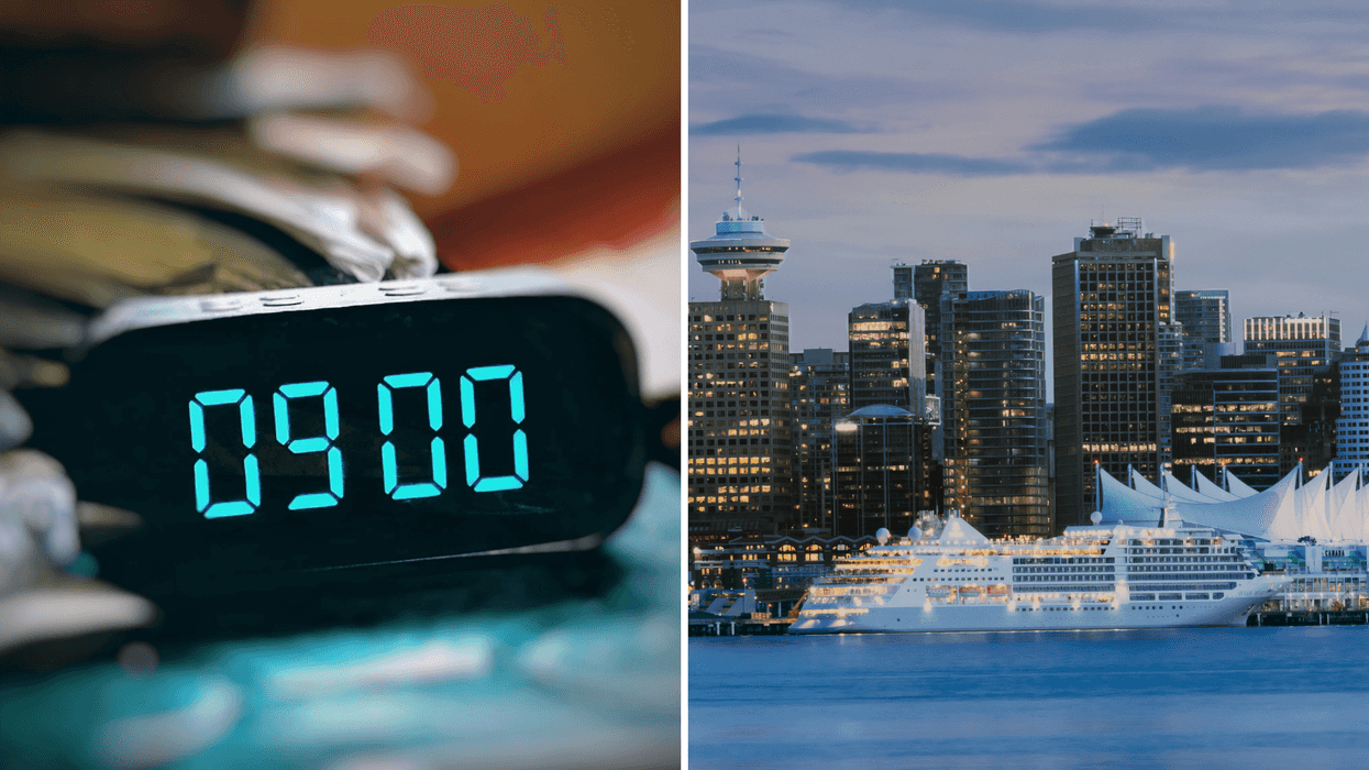Un cadran numérique. Droite : La ville de Vancouver au Canada.