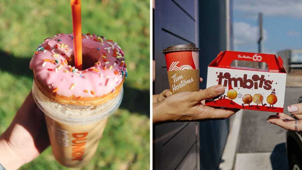 Un café glacé et un beigne du Dunkin. Droite : Un café et une boîte de Timbits du Tim Hortons.