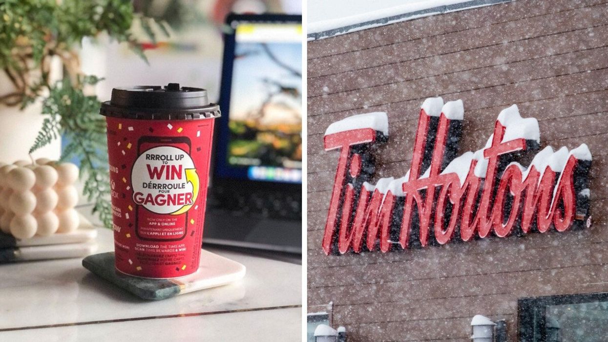 Un café pour emporter sur un bureau de travail. Droite: logo de Tim Hortons.