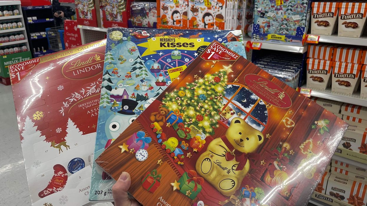Un calendrier de l'avent Lindor de Lindt, un de Kisses par Hershey's et un de Lindt au Walmart.