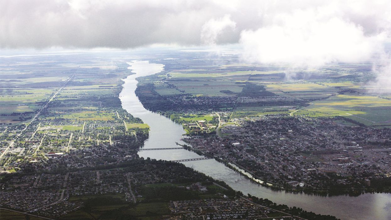 Un camion-citerne prend feu et cause un déversement dans la rivière Richelieu