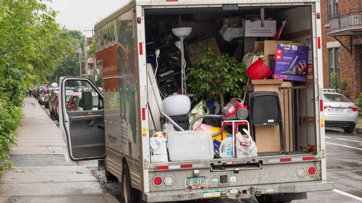 Un camion de déménagement.