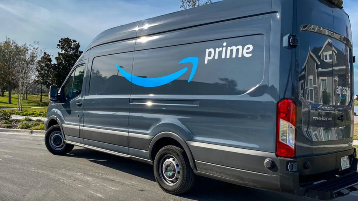 Un camion de livraison d'Amazon Prime.