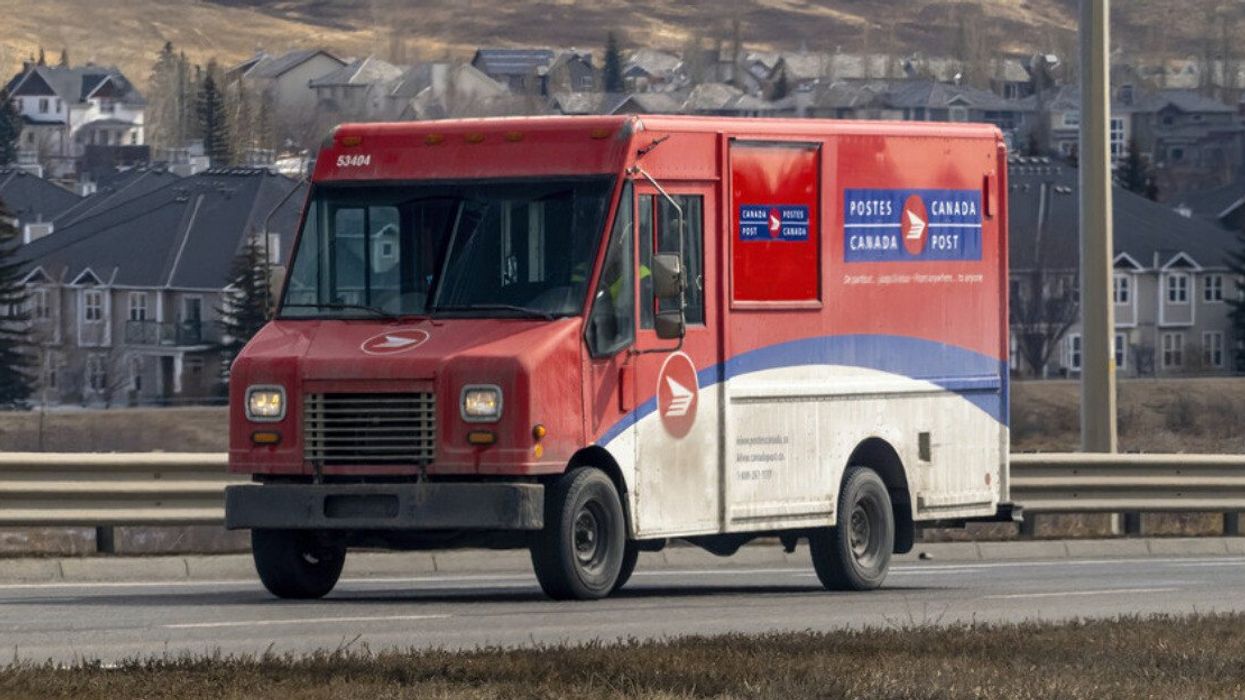 Un camion de livraison de Postes Canada.