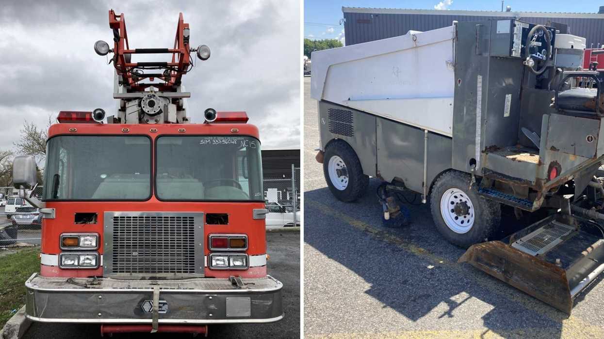 Un camion de pompier. Droite : une Zamboni.