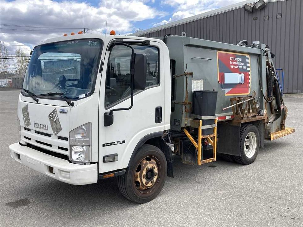 Un camion de poubelle.