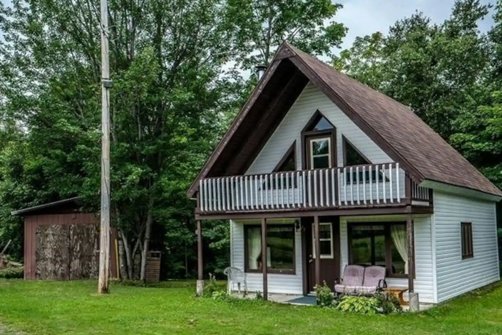 Un chalet au bord d'un lac.\u200b